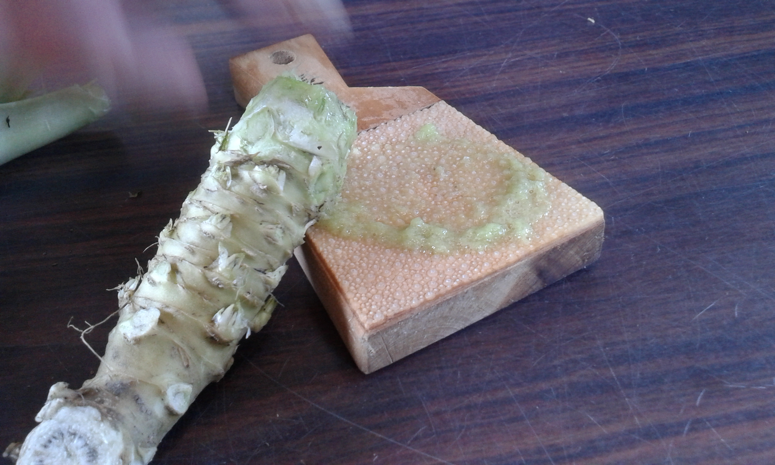 Fresh Wasabi grated on Sharkskin / Frischer Wasabi auf Haifischhaut gerieben